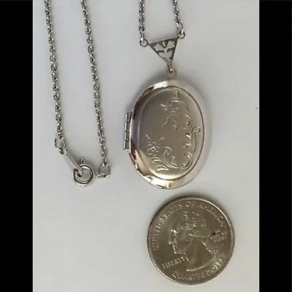 Avon Silver Tone Oval Shaped Locket With floral Design & Pearls - Picture 7 of 7